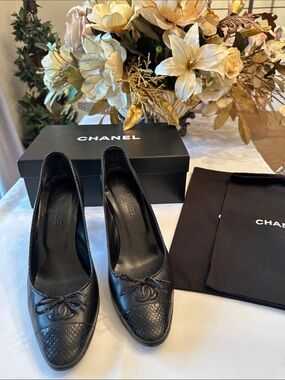 CHANEL Black Leather Cap-Toe Bow Heels